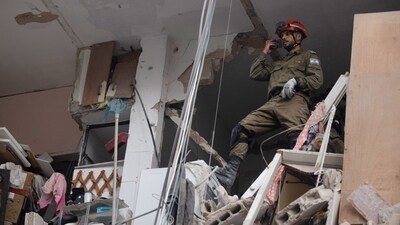 Israeli rescue forces search a building hit by a ballistic missile launched from Iran in Bat Yam, Israel, on Sunday, June 15, 2025. (Bloomberg) Israeli rescue forces search a building hit by a ballistic missile launched from Iran in Bat Yam, Israel, on Sunday, June 15, 2025. (Bloomberg)