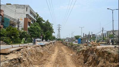 The Gurugram Metro line, likely to witness construction soon, will also be built on the left side of this highway road stretch on the extreme left side. (Parveen Kumar/HT Photo) The Gurugram Metro line, likely to witness construction soon, will also be built on the left side of this highway road stretch on the extreme left side. (Parveen Kumar/HT Photo)