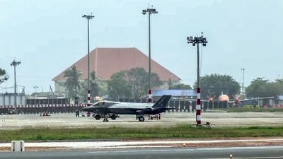 A F-35 fighter jet of the UK Navy makes an emergency landing at Thiruvananthapuram International Airport in Thiruvananthapuram on Sunday. (ANI Grab) A F-35 fighter jet of the UK Navy makes an emergency landing at Thiruvananthapuram International Airport in Thiruvananthapuram on Sunday. (ANI Grab)