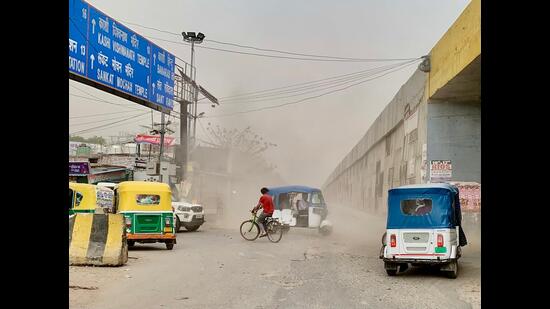 Heat conditions give way to a dust storm in Varanasi on Wednesday (Rajesh Kumar)