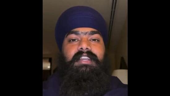 Wanted in the murder of a woman social media influencer, Kanchan Kumari aka Kamal Kaur Bhabhi, the radical Sikh leader Amritpal Singh Mehron’s brush with controversies is not new, as he is known for being involved in religious and social vigilantism for the last several years. (HT File)