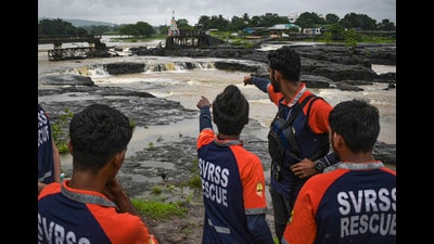 According to the authorities, the iron structure collapsed due to overcrowding by tourists who ignored the warning board at the spot. (Agencies) According to the authorities, the iron structure collapsed due to overcrowding by tourists who ignored the warning board at the spot. (Agencies)