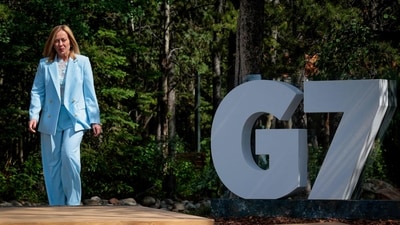 KANANASKIS, ALBERTA - JUNE 16: Italian Prime Minister Giorgia Meloni arrives to the official welcome ceremony during the G7 Leaders' Summit on June 16, 2025 in Kananaskis, Alberta. Canada is hosting this year's meeting of the world's seven largest economies. Chip Somodevilla/Getty Images/AFP (Photo by CHIP SOMODEVILLA / GETTY IMAGES NORTH AMERICA / Getty Images via AFP) (Getty Images via AFP) KANANASKIS, ALBERTA - JUNE 16: Italian Prime Minister Giorgia Meloni arrives to the official welcome ceremony during the G7 Leaders' Summit on June 16, 2025 in Kananaskis, Alberta. Canada is hosting this year's meeting of the world's seven largest economies. Chip Somodevilla/Getty Images/AFP (Photo by CHIP SOMODEVILLA / GETTY IMAGES NORTH AMERICA / Getty Images via AFP) (Getty Images via AFP)