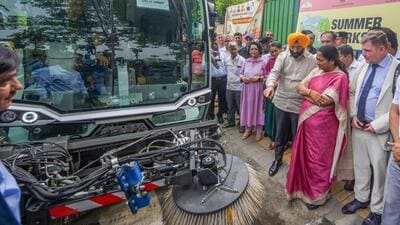 Delhi chief minister Rekha Gupta and minister Manjinder Singh Sirsa watch a demonstration of the machines outside the Delhi Secretariat on Monday. (RAJ K RAJ /HT PHOTO) Delhi chief minister Rekha Gupta and minister Manjinder Singh Sirsa watch a demonstration of the machines outside the Delhi Secretariat on Monday. (RAJ K RAJ /HT PHOTO)
