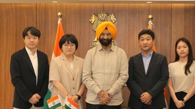 Delhi environment minister Manjinder Singh Sirsa with the delegation from the Korea Environmental Industry Association from South Korea. (HT Photo) Delhi environment minister Manjinder Singh Sirsa with the delegation from the Korea Environmental Industry Association from South Korea. (HT Photo)