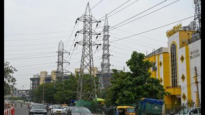 Electricity lines near the Millennium City Centre metro station will be moved to extend the Gurugram Metro line. (HT PHOTO) Electricity lines near the Millennium City Centre metro station will be moved to extend the Gurugram Metro line. (HT PHOTO)