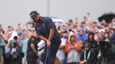 JJ Spaun putts on the 18th green to win during the final round of the U.S. Open golf tournament. (IMAGN IMAGES via Reuters Connect)