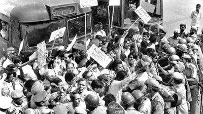 People take out a demonstration against the imposition of Emergency in 1975. (HT Archive) People take out a demonstration against the imposition of Emergency in 1975. (HT Archive)