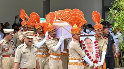 Policemen carry the mortal remains of former Gujarat CM Vijay Rupani, who was killed in the Ahmedabad crash, on Monday. His last rites were held with full state honours in Rajkot. (RAJU SHINDE/HT) Policemen carry the mortal remains of former Gujarat CM Vijay Rupani, who was killed in the Ahmedabad crash, on Monday. His last rites were held with full state honours in Rajkot. (RAJU SHINDE/HT)