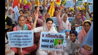 Relatives of Narinderdeep Singh staging a protest on Ferozepur Road in Ludhiana on Monday. (HT Photo)