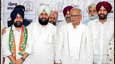 SAD leader Sarbjot Singh Sabi (black turban) joined Congress on Monday. (HT Photo) SAD leader Sarbjot Singh Sabi (black turban) joined Congress on Monday. (HT Photo)