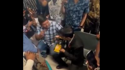Angry passengers confront SpiceJet staff over food, make manager eat it; airline defends staff. (X/@WokePandemic) Angry passengers confront SpiceJet staff over food, make manager eat it; airline defends staff. (X/@WokePandemic)