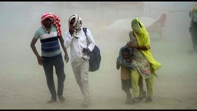 Strong winds were followed by a rain spell in Prayagraj on Monday. (Anil Kumar Maurya/HT) Strong winds were followed by a rain spell in Prayagraj on Monday. (Anil Kumar Maurya/HT)