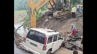 The road that got washed away in Kishanganj, Bihar. (HT Photo) The road that got washed away in Kishanganj, Bihar. (HT Photo)