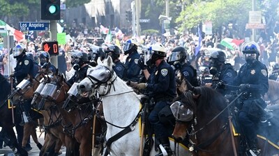 California Highway Patrol and Los Angeles Metro Police advance on horseback on June 14, 2025 in Los Angeles, California as they disperse protesters after the "No Kings" demonstration. (Photo by Robyn Beck / AFP) (AFP) California Highway Patrol and Los Angeles Metro Police advance on horseback on June 14, 2025 in Los Angeles, California as they disperse protesters after the "No Kings" demonstration. (Photo by Robyn Beck / AFP) (AFP)