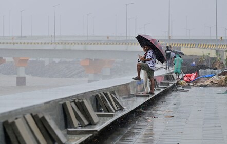 People enjoying evening on  the under construction promenade of Coastal Road, in Mumbai, India, on Sunday, June 15 (Anshuman Poyrekar/ Hindustan Times)