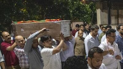Aparna Mahadik’s mortal remains were taken to the crematorium around 9pm. (Satish Bate/ Hindustan Times)
