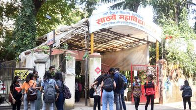 Mumbai, India - October 20, 2021: Students catch up with one another at Sathaye College, Vile Parle, after colleges reopen as per the directions of Maharashtra Government, in Mumbai, India, on Wednesday, October 20, 2021. (Photo by Vijay Bate/HT Photo) (HT PHOTO)