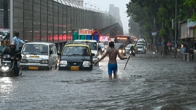 Vehicular traffic on some Mumbai roads slowed down due to waterlogging. (Raju Shinde/HT) Vehicular traffic on some Mumbai roads slowed down due to waterlogging. (Raju Shinde/HT)