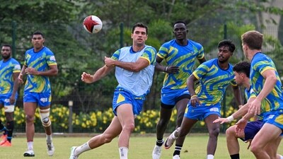 Hyderabad Heroes' Spanish player Manuel Moreno (3L) takes part in a training session at the Cidco football ground in Kharghar, Navi Mumbai (AFP) Hyderabad Heroes' Spanish player Manuel Moreno (3L) takes part in a training session at the Cidco football ground in Kharghar, Navi Mumbai (AFP)