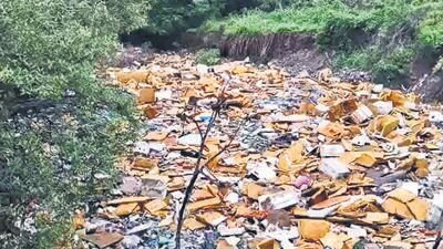 The action follows the discovery of large amounts of industrial debris, including thermocol, rubber, wrappers and parcel boxes at the T-Junction drain in Dharavi, just days after it had been cleaned. (HT)