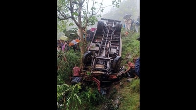 Two tourists, including a woman, were killed and 22 others injured when a tempo traveller carrying 24 people rolled down a 300-ft gorge near Gramphu on the Koksar-Rohtang road in Himachal Pradesh’s Lahaul-Spiti district on Monday evening. (HT Photo) Two tourists, including a woman, were killed and 22 others injured when a tempo traveller carrying 24 people rolled down a 300-ft gorge near Gramphu on the Koksar-Rohtang road in Himachal Pradesh’s Lahaul-Spiti district on Monday evening. (HT Photo)