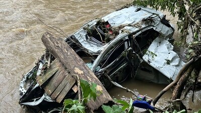 The graphic shows a destroyed car submerged in floodwaters near Shilling Bridge in the Elm Grove neighborhood of Wheeling, West Virginia.&nbsp; (AFP)