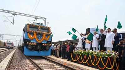 Union railway minister Ashwini Vaishnaw and Haryana chief minister Nayab Singh Saini inaugurate India’s largest automobile in-plant railway siding at the Maruti Suzuki plant in Manesar in Gurugram on Tuesday. (Parveen Kumar/HT Photo) Union railway minister Ashwini Vaishnaw and Haryana chief minister Nayab Singh Saini inaugurate India’s largest automobile in-plant railway siding at the Maruti Suzuki plant in Manesar in Gurugram on Tuesday. (Parveen Kumar/HT Photo)