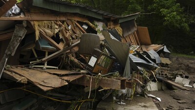 With more rain predicted, people of West Virginia attempted to clean up after the weekend floods, which has now claimed six lives. (AP)