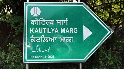 While signboards across Delhi are blue, those in the NDMC area are green, with names written in white in English, Hindi, Urdu and Gurmukhi (Hindustan Times) While signboards across Delhi are blue, those in the NDMC area are green, with names written in white in English, Hindi, Urdu and Gurmukhi (Hindustan Times)