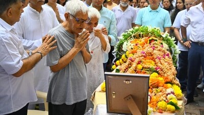 With folded hands and teary eyes, Captain Sabharwal’s father gave a heartbreaking final farewell after the tragic crash. (Satish Bate/Hindustan Times) With folded hands and teary eyes, Captain Sabharwal’s father gave a heartbreaking final farewell after the tragic crash. (Satish Bate/Hindustan Times)