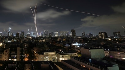 Israeli air defense system fires to intercept missiles during an Iranian attack over Tel Aviv, Israel, early Wednesday, June 18, 2025. (AP) Israeli air defense system fires to intercept missiles during an Iranian attack over Tel Aviv, Israel, early Wednesday, June 18, 2025. (AP)