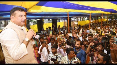Aam Admi Party (AAP) MP Sanjay Singh addressing during mass dharna against the atrocities being committed on Bihari brothers at Gardanibagh in Patna on Tuesday. (Santosh Kumar/HT)