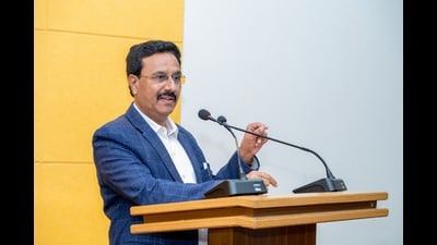Attendees at the meeting included Prof Milind Joshi, president of the Akhil Bharatiya Marathi Sahitya Mahamandal, author and language advisor Laxmikant Deshmukh, and noted writer Achyut Godbole. (HT) Attendees at the meeting included Prof Milind Joshi, president of the Akhil Bharatiya Marathi Sahitya Mahamandal, author and language advisor Laxmikant Deshmukh, and noted writer Achyut Godbole. (HT)