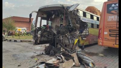 Damaged private sleeper coach on the Agra-Lucknow Expressway on Wednesday morning after ramming into a stationary truck, leaving two dead. (HT Photo)