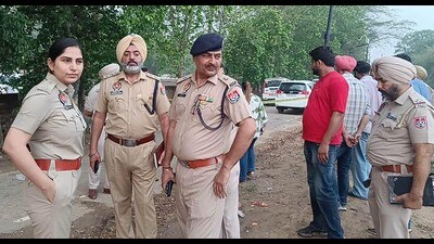 SSP Jyoti Yadav along with other police officials at crime spot in Khanna on Wednesday. (HT Photo) SSP Jyoti Yadav along with other police officials at crime spot in Khanna on Wednesday. (HT Photo)