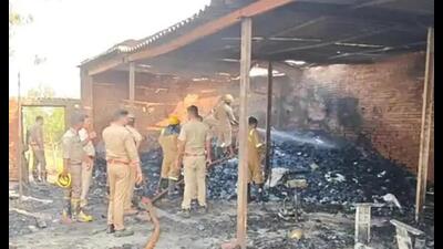 The mob set fire to a cotton processing factory and a cattle shed. (HT Photo)