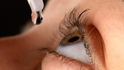 Close your eyes for 2 minutes after applying eye drops. Close your eyes for 2 minutes after applying eye drops.