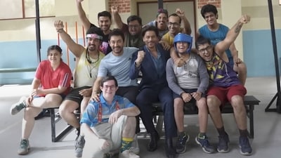 Shah Rukh Khan visited Aamir Khan's Sitaare Zameen Par set. Shah Rukh Khan visited Aamir Khan's Sitaare Zameen Par set.