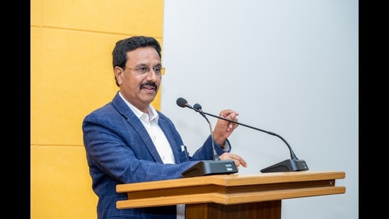Attendees at the meeting included Prof Milind Joshi, president of the Akhil Bharatiya Marathi Sahitya Mahamandal, author and language advisor Laxmikant Deshmukh, and noted writer Achyut Godbole. (HT)