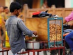 Street food can be a bit tricky during the monsoon season. Avoid eating from street food stalls that seem unclean or unhygienic. (Freepik) Street food can be a bit tricky during the monsoon season. Avoid eating from street food stalls that seem unclean or unhygienic. (Freepik)