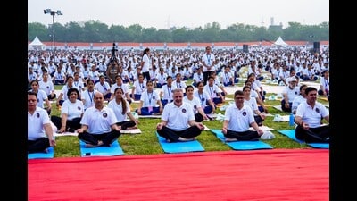 As many as 21,000 yoga enthusiasts participated in a state-level ‘CM Di Yogshala’ event held at the PAP Ground in Jalandhar on Thursday. (HT Photo)