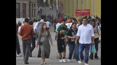 Locals and tourists enjoy strolling on The Ridge in Shimla on Thursday. (Deepak Sansta/HT) Locals and tourists enjoy strolling on The Ridge in Shimla on Thursday. (Deepak Sansta/HT)