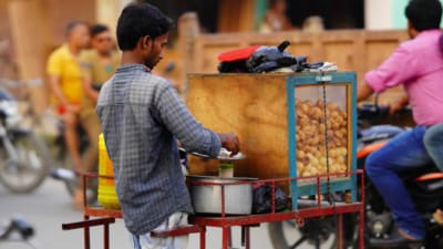 Street food can be a bit tricky during the monsoon season. Avoid eating from street food stalls that seem unclean or unhygienic. (Freepik) Street food can be a bit tricky during the monsoon season. Avoid eating from street food stalls that seem unclean or unhygienic. (Freepik)