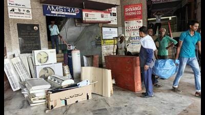 Shopkeepers vacating their establishments at the commercial complex in Vibhuti Khand. (HT Photo) Shopkeepers vacating their establishments at the commercial complex in Vibhuti Khand. (HT Photo)