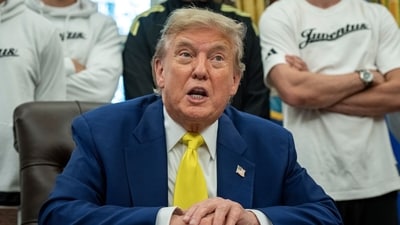 US President Donald Trump announced that he had signed an executive order extending a deadline for the closure of TikTok (Bloomberg)