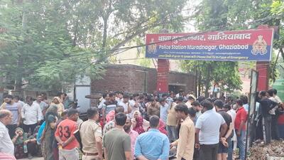 The victim’s family held a protest at the Muradnagar police station on Thursday morning. (Sakib Ali/HT Photo) The victim’s family held a protest at the Muradnagar police station on Thursday morning. (Sakib Ali/HT Photo)