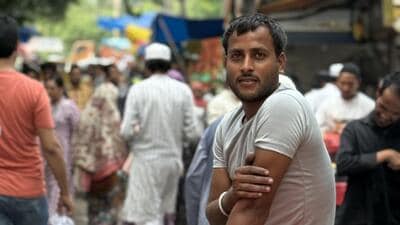 Walled City hawker Kishore carries these berries from gali to gali, hoarsely crying, “jamun walla, jamun le lo.” (HT) Walled City hawker Kishore carries these berries from gali to gali, hoarsely crying, “jamun walla, jamun le lo.” (HT)