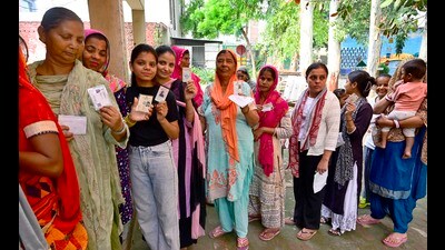 Young voters of Ludhiana West constituency turned up hoping for better civic infrastructure. (Gurpreet Singh/HT) Young voters of Ludhiana West constituency turned up hoping for better civic infrastructure. (Gurpreet Singh/HT)