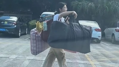 A Chinese student inspired many after walking home with quilts balanced on a bamboo pole post-exam. (X/@AmazingLiuzhou) A Chinese student inspired many after walking home with quilts balanced on a bamboo pole post-exam. (X/@AmazingLiuzhou)